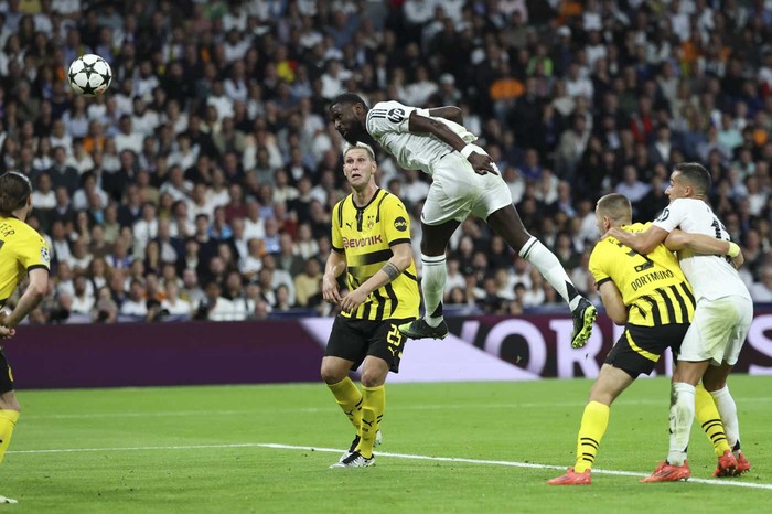 Antonio Ruediger, de Real Madrid convierte durante el partido ante Borussia Dortmund en el estadio Santiago Bernabeu, en Madrid. · Foto: Thomas Coex, AFP