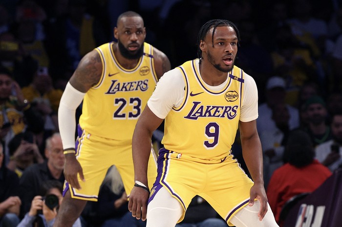 LeBron James y Bronny James, de Los Ángeles Lakers, contra Minnesota Timberwolves, en el Crypto.com Arena, el 22 de octubre, en Los Ángeles, California. Foto: Harry How, Getty Images, AFP