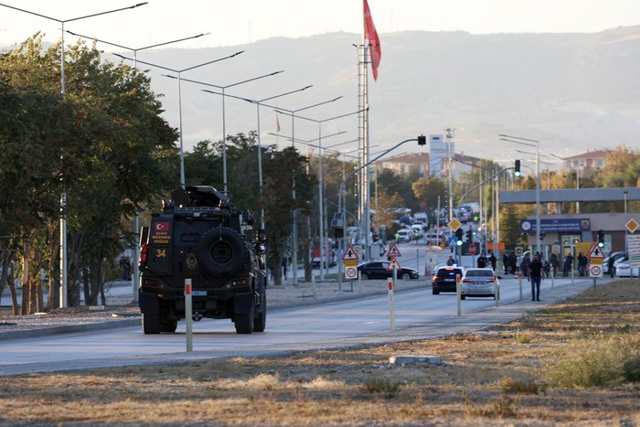 Carretera en Kahramankazan, el 23 de octubre, a unos 40 kilómetros al norte de Ankara, cerca de la puerta de las Industrias Aeroespaciales Turcas. Foto: Adem Altan, AFP.