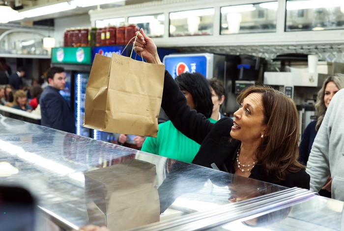 Kamala Harris compra comida para llevar en una parada en el Famous 4th Street Delicatessen en Filadelfia, Pensilvania. · Foto: Charly Triballeau, AFP