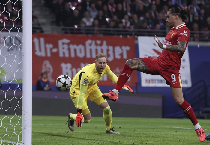 Darwin Núñez en la jugada del gol que convirtió para Liverpool ante Leipzig, por la UEFA Champions League. · Foto: Ronny Hartmann, AFP