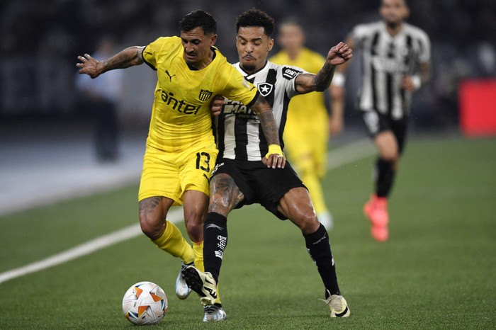 Eduardo Darias, de Peñarol y Gregore, de Botafogo, el 23 de octubre en el estadio Olímpico Nilton Santos en Río de Janeiro. · Foto: Daniel Ramalho, AFP