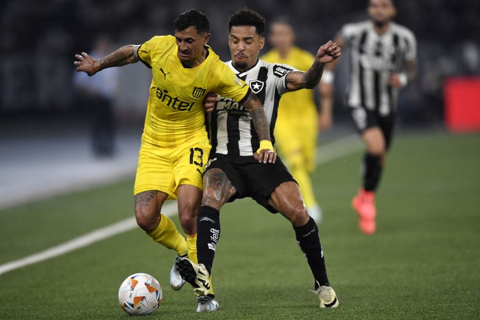 Eduardo Darias, de Peñarol, y Gregore, de Botafogo, el 23 de octubre en el estadio Olímpico Nilton Santos en Río de Janeiro, Brasil. · Foto: Daniel Ramalho, AFP