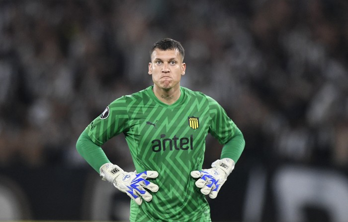 Washington Aguerre, arquero de Peñarol en el estadio Nilton Santos en Río de Janeiro. · Foto: Daniel Ramalho, AFP