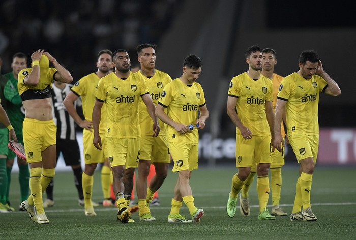 Jugadores de Peñarol, al término del partido ante Botafogo, el 23 de octubre, en el estadio Olímpico Nilton Santos en Río de Janeiro. · Foto: Daniel Ramalho, AFP