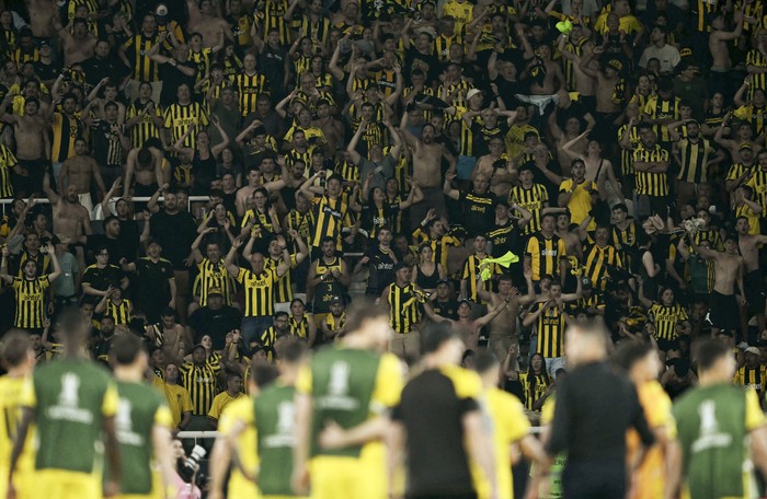 Jugadores e hinchas de Peñarol tras el partido ante Botafogo en el estadio Nilton Santos.. · Foto: Mauro Pimentel, AFP