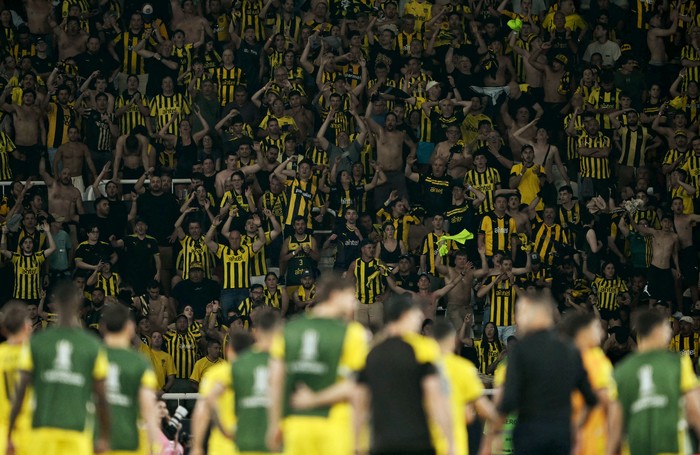 Hinchada de Peñarol, durante el partido ante Botafogo, el 23 de octubre, en Río de Janeiro. · Foto: Mauro Pimentel, AFP