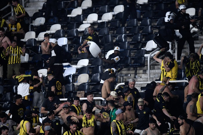 Hinchas de Peñarol se enfrentan a la policía, luego del partido ante Botafogo, el 23 de octubre,  en el estadio Olímpico Nilton Santos en Río de Janeiro, Brasil. · Foto: Daniel Ramalho, AFP