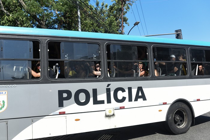 Hinchas de Peñarol detenidos por los disturbios en Recreio dos Bandeirantes, en la zona oeste de Río, son trasladados, el 23 de octubre. Foto: Fabio Texeira, Anadolu, AFP