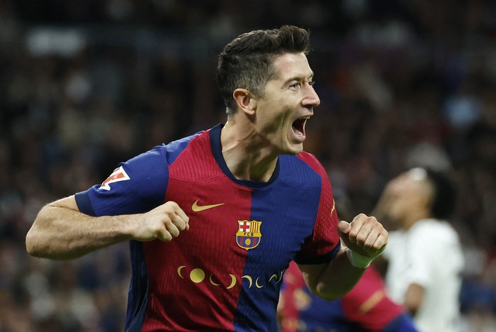 Robert Lewandowski, tras marcar el segundo gol de su equipo contra Real Madrid, el 26 de octubre, en el Santiago Bernabéu, en Madrid. · Foto: Óscar del Pozo, AFP