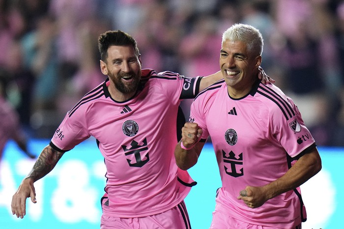 Lionel Messi y Luis Suárez, de Inter Miami, durante el festejo del gol de Suárez ante Atlanta United, el 25 de octubre, en el Chase Stadium, Florida. Foto: Rich Storry, Getty Images, AFP