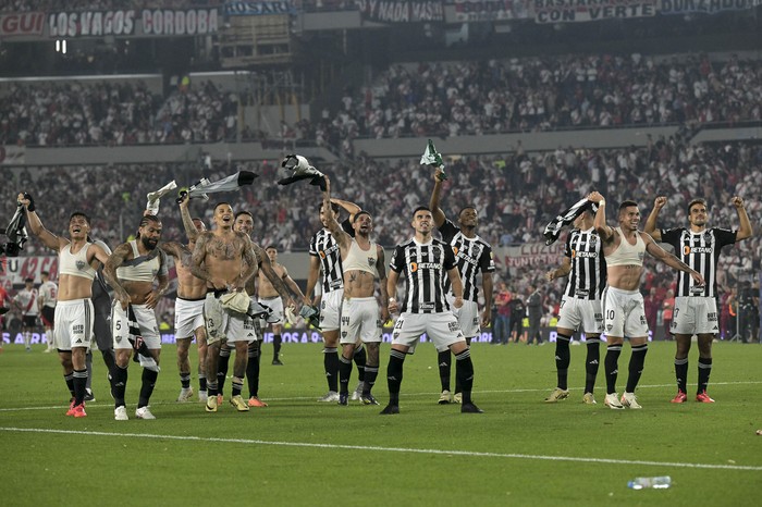 Los jugadores de Atlético Mineiro al final del partido de vuelta de las semifinales de la Copa Libertadores ante River Plate en el estadio Monumental. · Foto: Juan Mabromata,  AFP