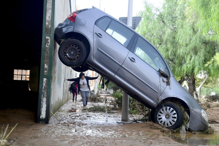 Habitantes de de Picanya, próximo a Valencia luego de las intensas lluvias que provocaron inundaciones. · Foto: José Jordan, AFP