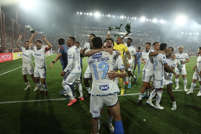 Jugadores de Cruzeiro, luego de ganar a Lanús, el 30 de octubre, en el estadio Ciudad de Lanús de Buenos Aires. · Foto: Alejandro Pagni