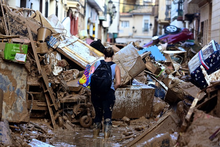 Calle bloqueada por escombros y autos amontonados, ayer, en Paiporta, en la región de Valencia, este de España. · Foto: José Jordan, AFP