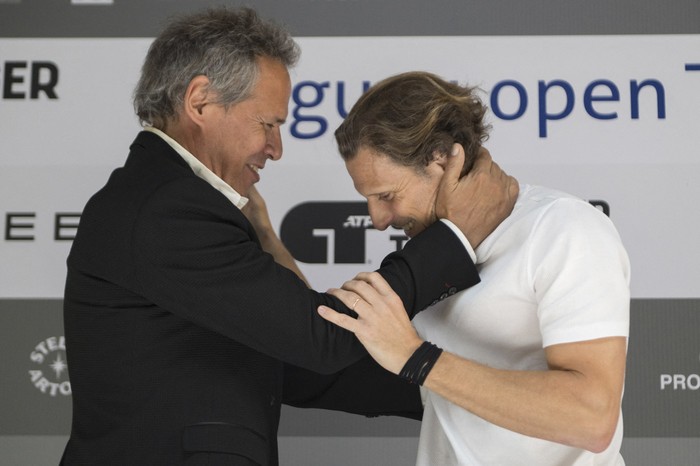 Diego Pérez y Diego Forlán, durante · Foto: Santiago Mazzarovich, AFP