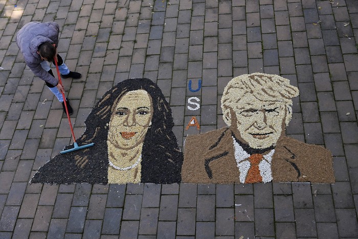 El artista Alkent Pozhegu compone las figuras de Kamala Harris y Donald Trump con mosaicos de granos y semillas, el 5 de noviembre, en la ciudad de Gjakova, Kosovo. · Foto: Armend Nimani, AFP