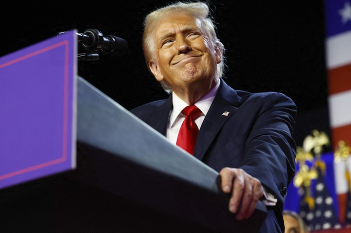 Donald Trump, la noche de las elecciones, en el Centro de Convenciones de Palm Beach, el 6 de noviembre de 2024, en West Palm Beach, Florida. · Foto: Chip Somodevilla, Getty Images, AFP