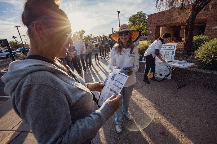 Votantes en un circuito electoral en la escuela Fowler en Tempe, el 5 de noviembre en Arizona. · Foto: Olivier Touron, AFP