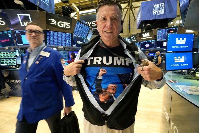 Trabajador de la Bolsa de Valores de Nueva York, el 5 de noviembre. · Foto: Timothy A. Clary / AFP