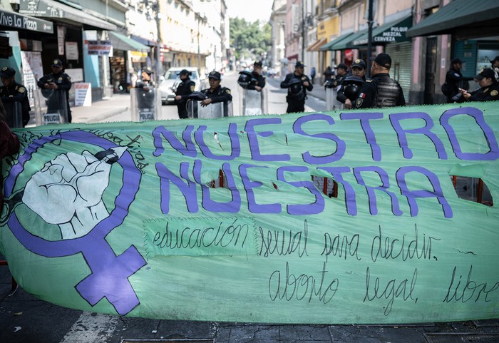 Movilización frente a la sede del Congreso de la Ciudad de México, el 7 de noviembre. · Foto: Yuri Cortez, AFP