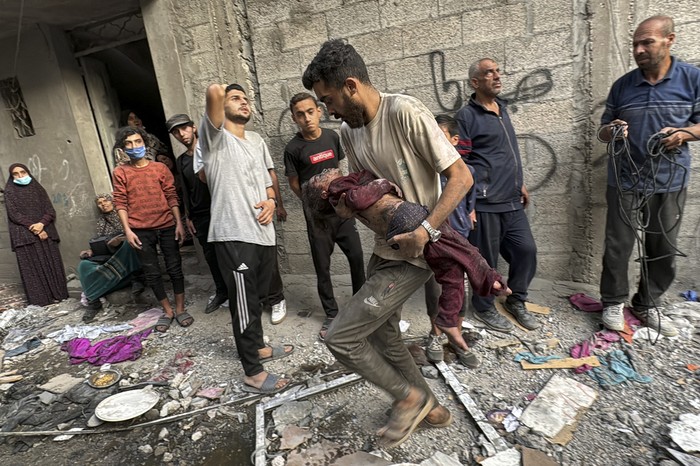 Rescate de heridos de una casa que fue alcanzada por un ataque israelí en el campo de refugiados de Jabalia, en el norte de la Franja de Gaza. · Foto: S/d de autor, AFP