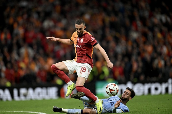 Berkan Kutlu, del Galatasaray, y Rodrigo Bentancur, del Tottenham, el 7 de noviembre, en el estadio Ali Sami Yen Spor Kompleksi, en Estambul. · Foto: Ozan Kose, AFP