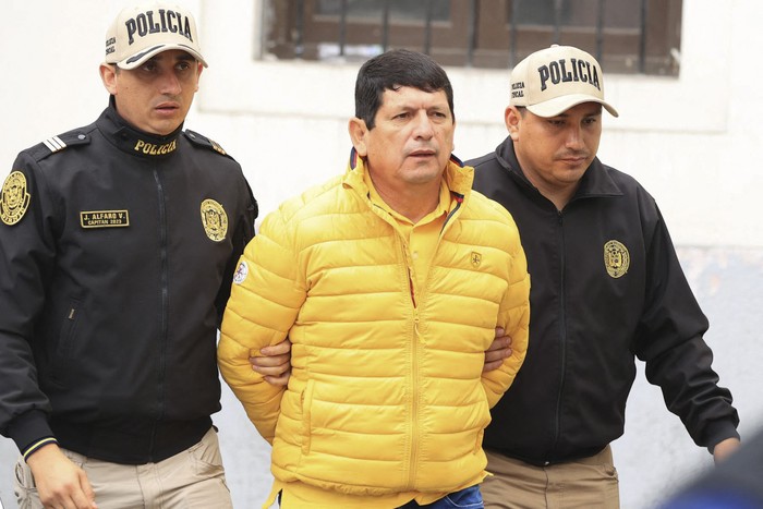 Agustín Lozano (C), presidente de la Federación Peruana de Fútbol (FPF), siendo detenido, el 7 de noviembre, en Lima. Foto: Jhonel Rodríguez, Andina, AFP.