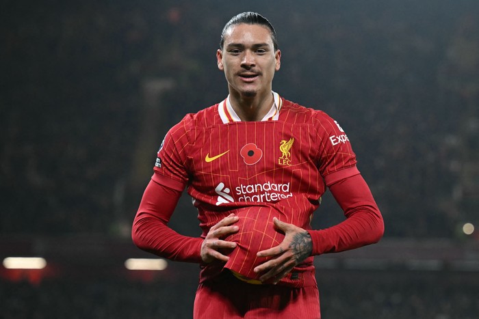 Darwin Núñez, de Liverpool, el 9 de noviembre, tras anotar el primer gol ante Aston Villa en Anfield, Liverpool. · Foto: Paul Ellis, AFP