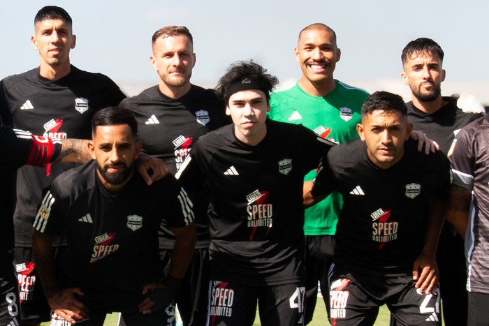 Foto difundida por el Club Deportivo Riestra con Iván Buhajeruk (C) posando con el equipo. · Foto: Carolina Orrijola