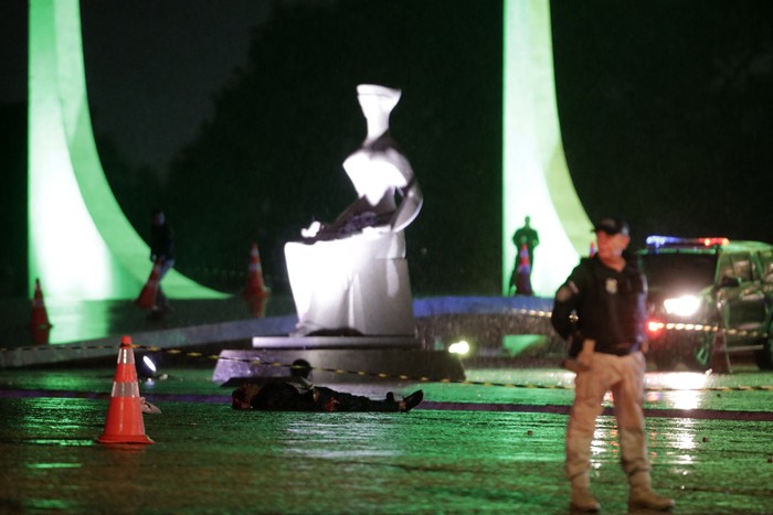 Cuerpo de un hombre que murió tras una explosión, este miércoles, frente al Supremo Tribunal Federal de Brasil en Brasilia. · Foto: Sergio Lima, AFP