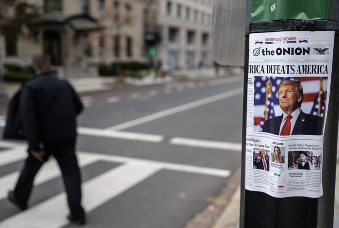 Afiche de "The Onion", en el centro de Washington, DC el 14 de noviembre de 2024. · Foto: Andrew Caballero Reynolds, AFP