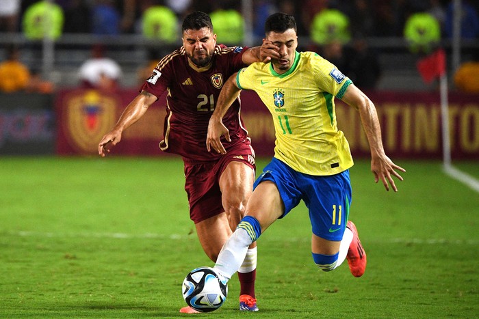 Alexander González, de Venezuela, y Gabriel Martinelli, de Brasil, el 14 de noviembre, en el estado Monagas, Venezuela. · Foto: Federico Parra, AFP