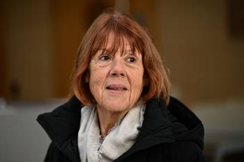 Gisèle Pelicot al llegar al juzgado para el juicio, el 20 de noviembre, en Aviñón, Francia. · Foto: AFP