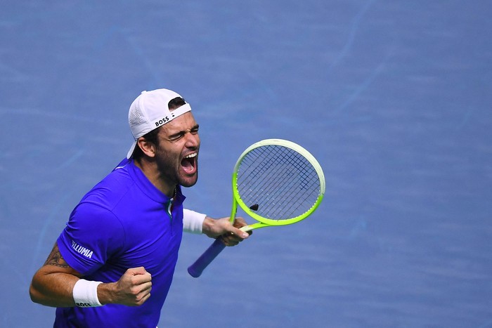 Matteo Berrettini, del equipo de Italia, celebra tras vencer a Máximo González y Andrés Molteni, del equipo de Argentina, este jueves en el Palacio de Deportes José María Martín Carpena en Málaga. · Foto: Jorge Guerrero / AFP