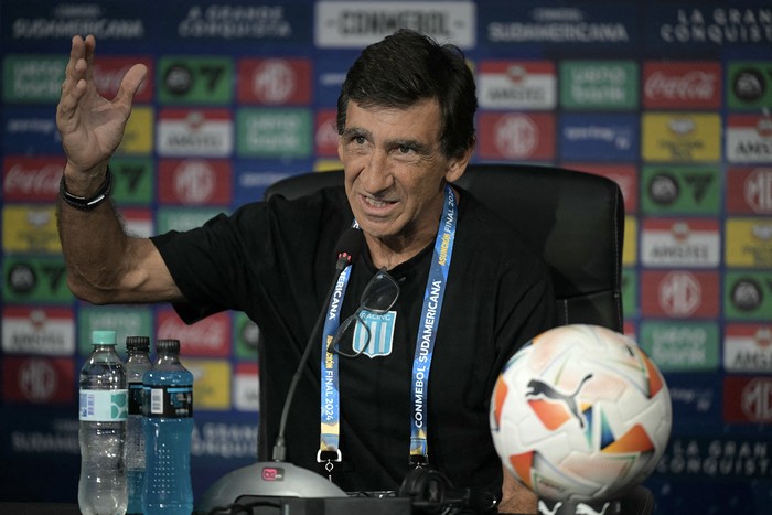 Gustavo Costas, durante una conferencia de prensa, el 22 de noviembre, en el estadio La Nueva Olla, en Asunción. · Foto: Juan Mabromata,  AFP