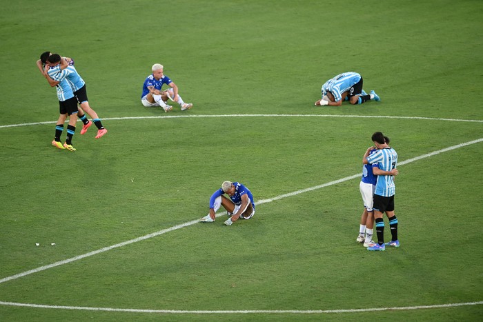 Racing de Argentina y Cruzeiro de Brasil, en el Estadio La Nueva Olla en Asunción, el 23 de noviembre de 2024. 
Foto: José Bogado/ AFP