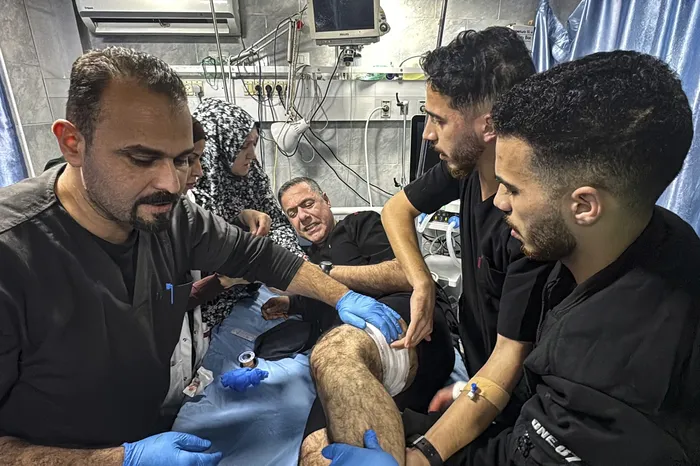 Hussam Abu Safiya, director del Hospital Kamal Adwan, recibe atención médica de sus colegas tras un ataque israelí que alcanzó el complejo médico de Beit Lahia, en el norte de la Franja de Gaza, el 23 de noviembre de 2024 · Foto: S/d de autor, AFP