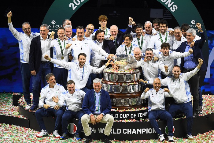 El equipo de Italia después de ganar la final de la Copa Davis, ayer, en el Palacio de Deportes José María Martín Carpena en Málaga, España. · Foto: Jorge Guerrero / AFP