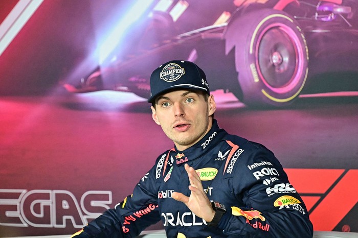 El piloto holandés de Red Bull Racing, Max Verstappen, habla con la prensa después de ganar su cuarto título mundial consecutivo de Fórmula Uno después del Gran Premio de Fórmula Uno de Las Vegas. · Foto: Frederic J Brown, AFP