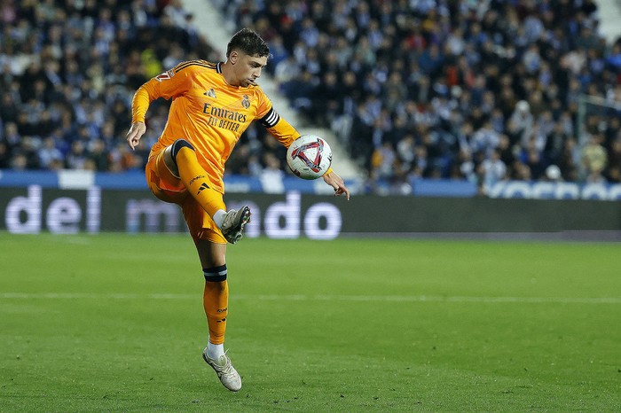 Federico Valverde del Real Madrid, este domingo, en el Estadio Municipal Butarque en Leganés. · Foto: Óscar del Pozo, AFP