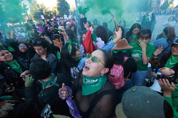 Integrantes de grupos feministas celebran afuera del Congreso del Estado de México en Toluca el 25 de noviembre.
Foto de Angel Perez, AFP · Foto: Ángel Segura