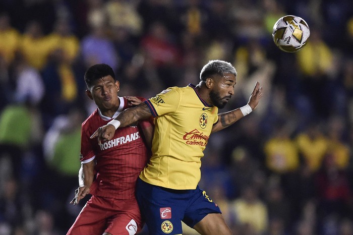 Jesús Gallardo, del Toluca, y Rodrigo Aguirre, del América, el 27 de noviembre, en el Estadio Ciudad de los Deportes en la Ciudad de México. · Foto: Rodrigo Oropeza, AFP