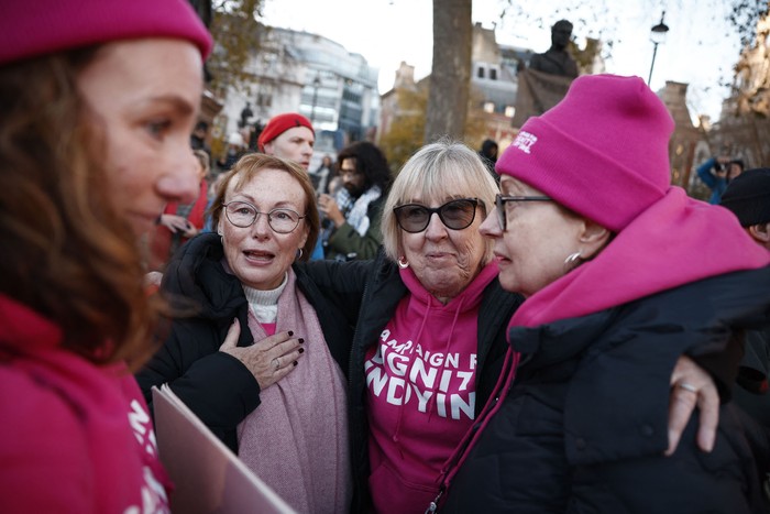 Activistas a favor de la eutanasia en Reino Unido, el 30 de noviembre, frente al Palacio de Westminster en el centro de Londres. · Foto: Benjamín Cremel, AFP