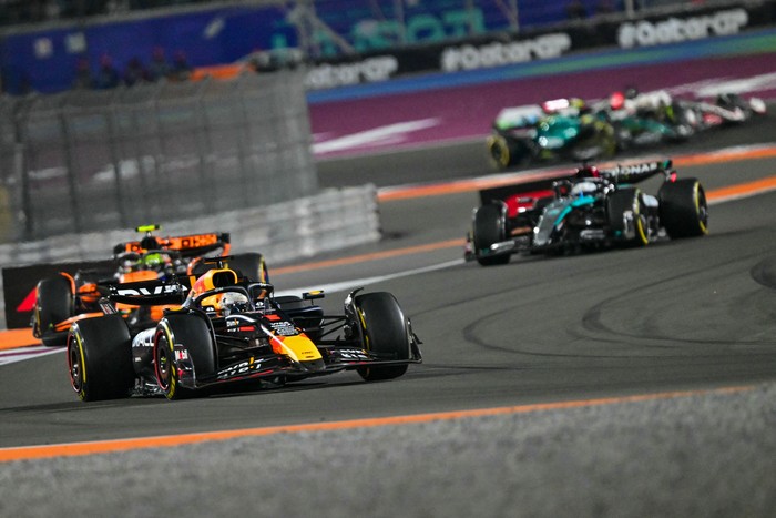 El piloto holandés de Red Bull Racing Max Verstappen conduce detrás de un coche de seguridad durante el Gran Premio de Qatar de Fórmula Uno, en el Circuito Internacional de Lusail, al norte de Doha, el 1º de diciembre de 2024. · Foto: Giuseppe Cacace, AFP