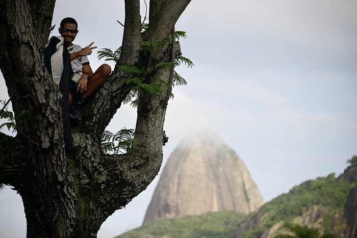 Un hincha de Botafogo espera a su equipo, el 1 de diciembre, luego de ganar la Copa Libertadores 2024, en Río de Janeiro. · Foto: Mauro Pimentel, AFP