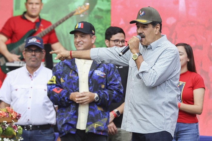 El presidente de Venezuela, Nicolás Maduro, habla con sus partidarios durante un acto en Caracas, el 1º de diciembre. · Foto: Pedro Rances, AFP