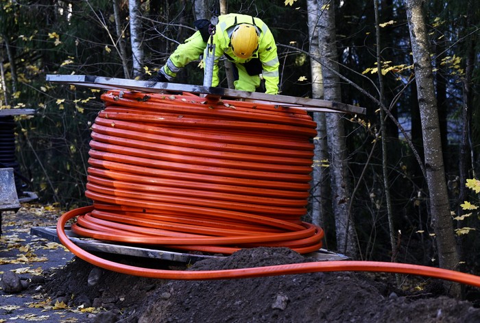 Tendido de un cable subterráneo de fibra óptica del proveedor sueco de infraestructuras digitales GlobalConnect en Espoo, Finlandia, el 16 de octubre de 2024. · Foto: Vesa Moilanen / Lehtikuva / AFP