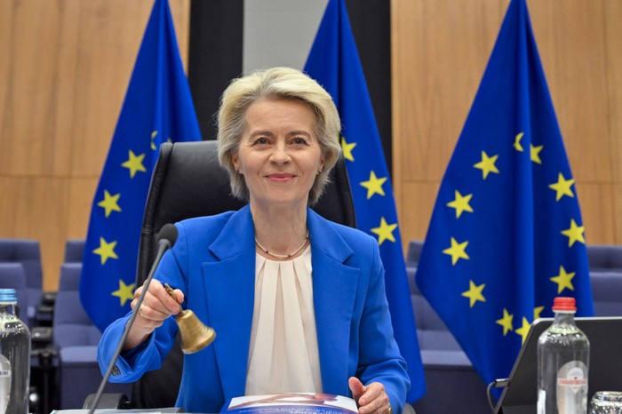 La presidenta de la Comisión Europea, Ursula von der Leyen, da inicio a la primera reunión del nuevo Colegio de Comisarios de la Unión Europea en Bruselas. · Foto: Nicolás Tucat, AFP