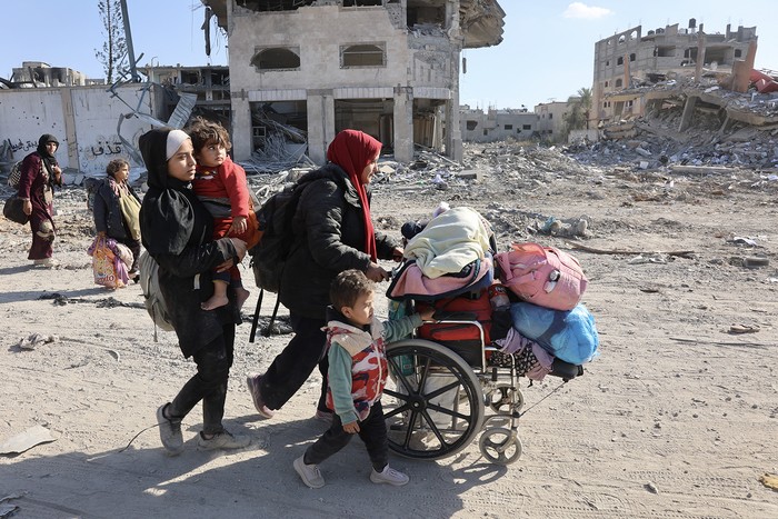 Palestinos desplazados de Beit Lahia llegan, el 4 de diciembre, a Jabalia, en el norte de la Franja de Gaza. · Foto: Omar Al-Qattaa, AFP